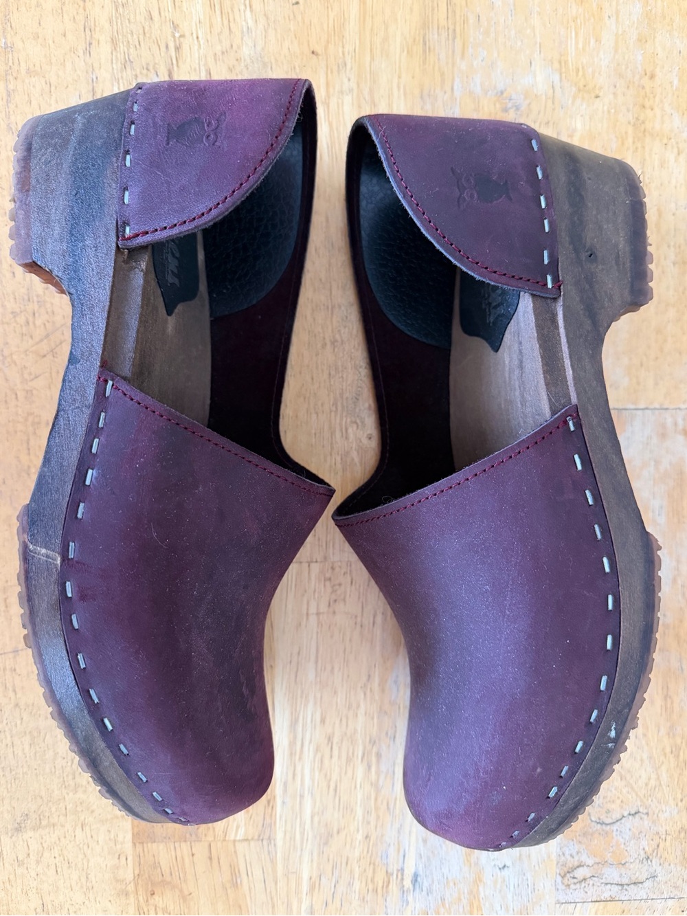 Sandgrens Women's Brett Low Nubuck Leather Clogs in Plum